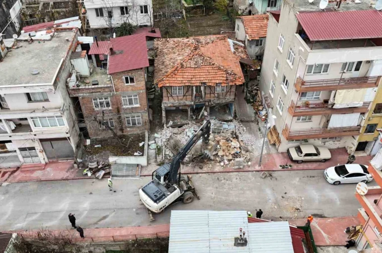 Tehlike oluşturan ve suç yuvasına dönen metruk binalar yıkılıyor