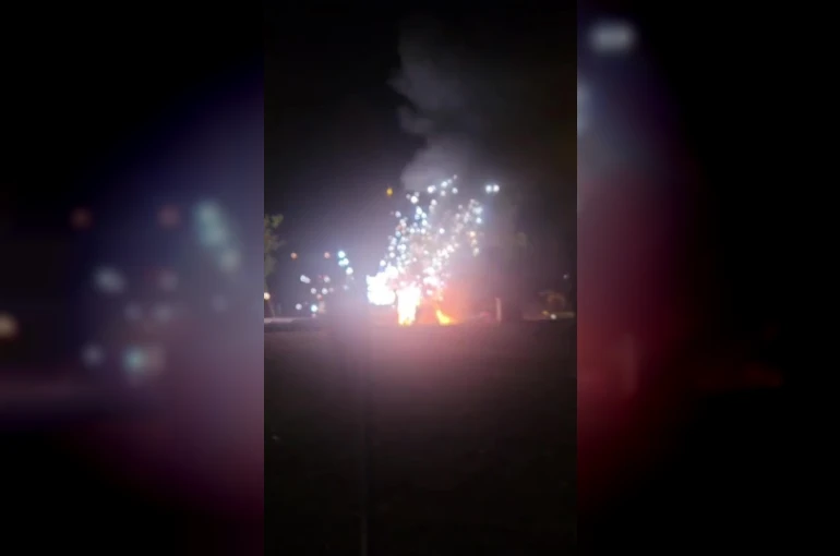 Tehlikeye aldırış etmeden yanan aracı kayda aldı