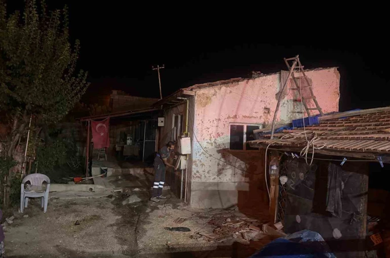 Tek başına yaşayan 78 yaşındaki adamın ocakta unuttuğu yemek evi kül etti