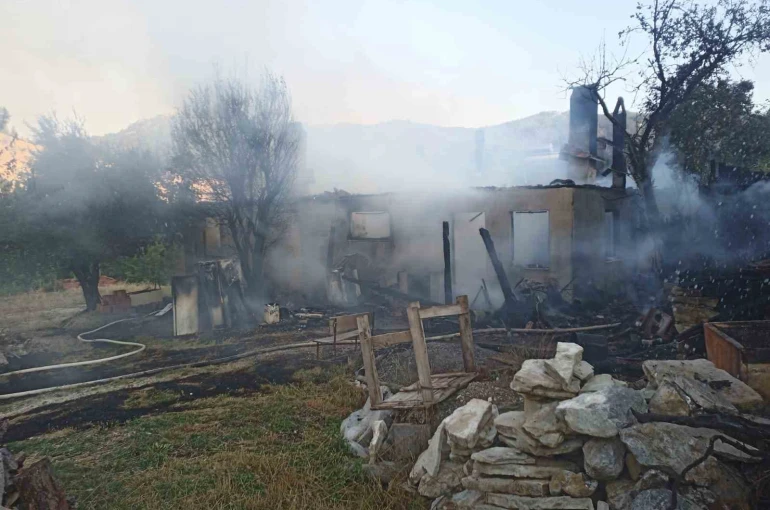 Tek katlı ev yangın sonrası harabeye döndü
