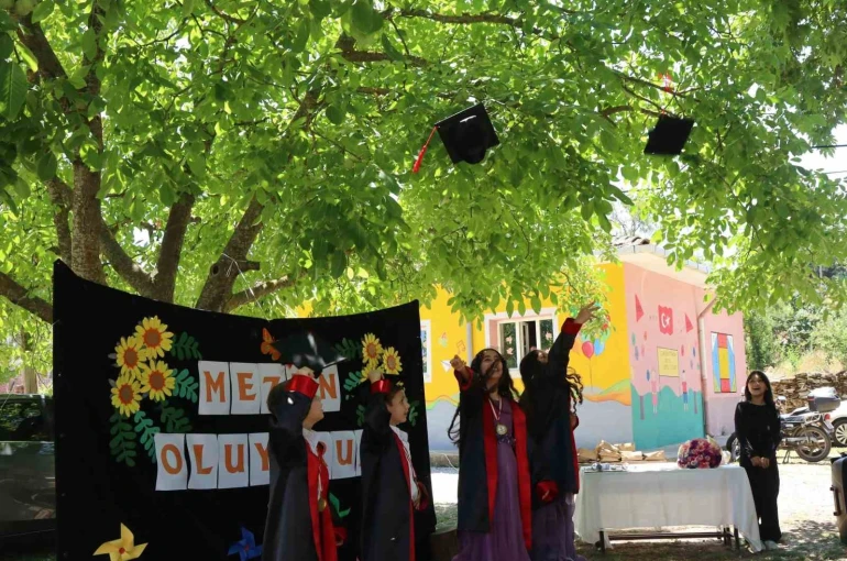 Tek öğretmenli okulun öğrencileri mezuniyet sevinci yaşadı