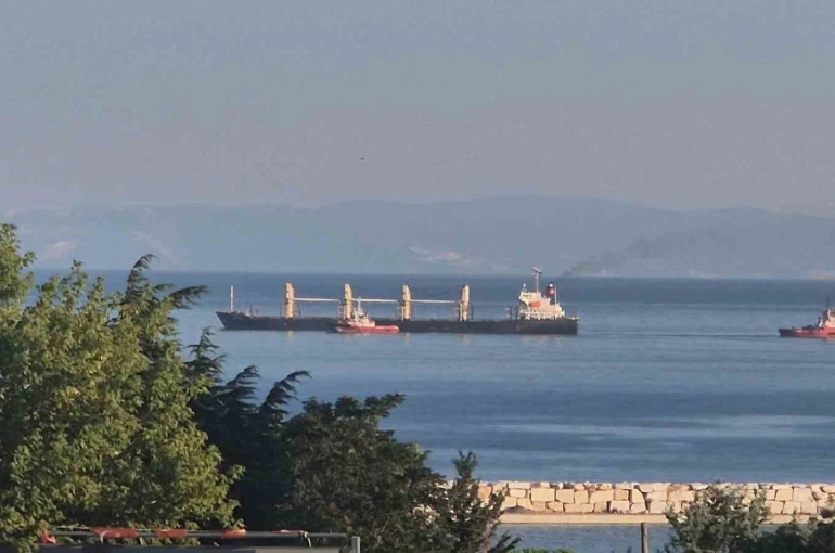 Tekirdağ açıklarında 4 gün önce karaya oturan çeltik yüklü gemi kurtarıldı