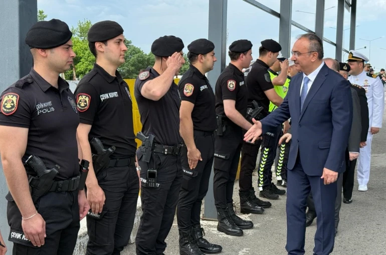 Tekirdağ Valisi Soytürk, görev başındaki güvenlik güçleriyle bayramlaştı