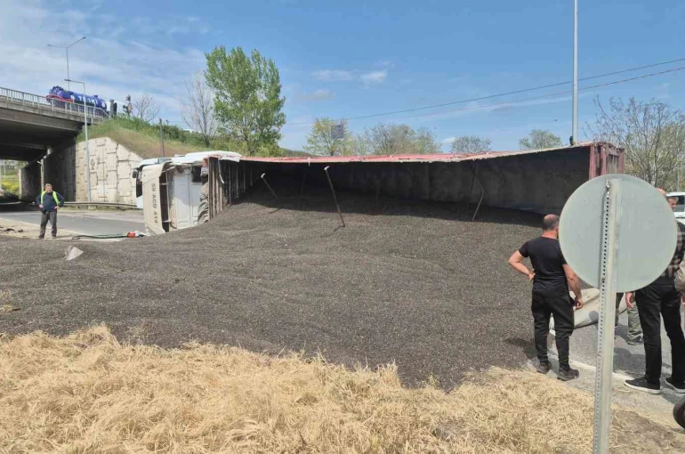 Tekirdağ’da ayçiçeği çekirdeği yüklü tır devrildi, trafik kilitlendi