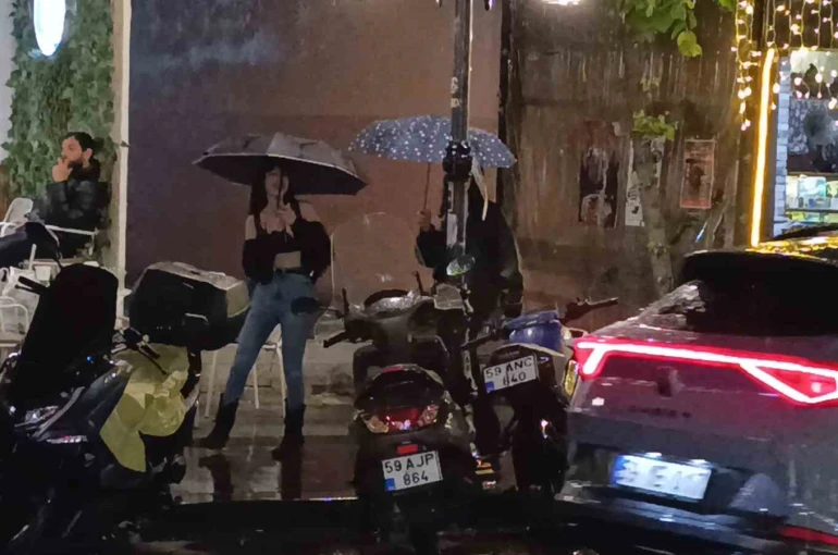 Tekirdağ’da gece saatlerinde sağanak yağış etkili oldu