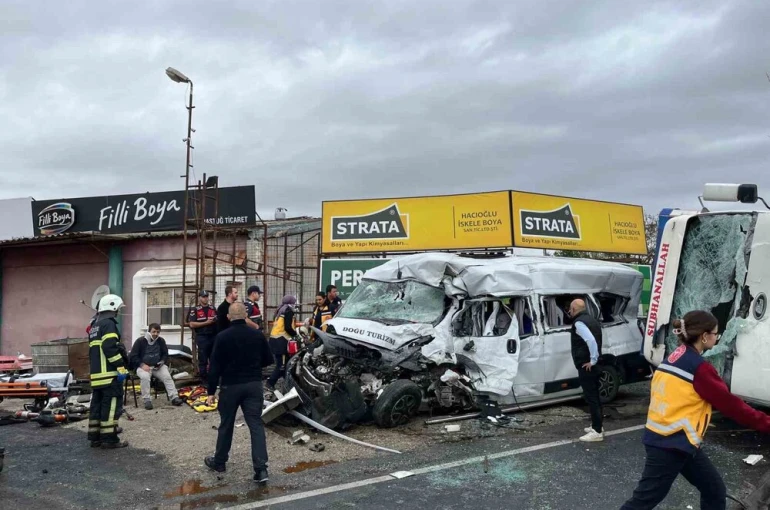 Tekirdağ’da işçi servisi ile kamyon çarpıştı: Çok sayıda yaralı