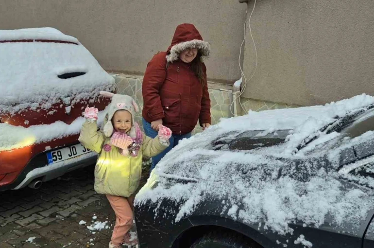 Tekirdağ’da kar hasreti sona erdi: Beyaz manzaralar