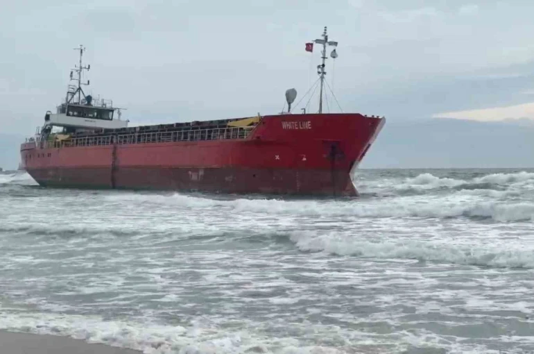 Tekirdağ’da karaya oturan gemi 3 gündür bekleyişini sürdürüyor