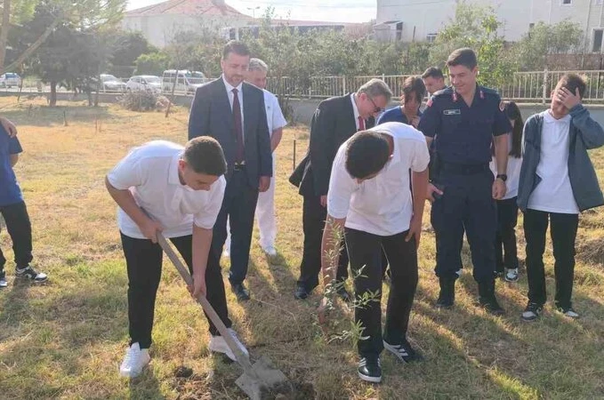 Tekirdağ’da liseliler fidan dikti