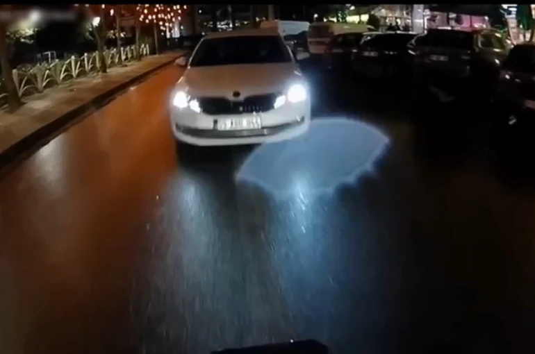 Tekirdağ’da motosikletle otomobilin kafa kafaya çarpıştığı kaza kamerada