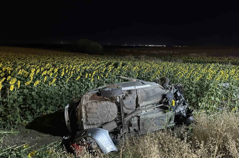 Tekirdağ’da otomobil beton bloğa çarparak tarlaya devrildi: 3’ü çocuk 5 yaralı