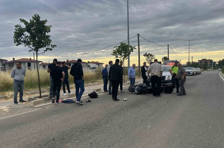 Tekirdağ’da otomobille motosikletin çarpıştığı kaza kameraya yansıdı 