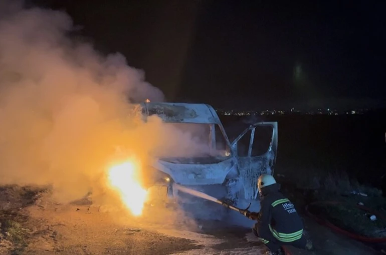 Tekirdağ’da panelvan minibüs alev topuna döndü