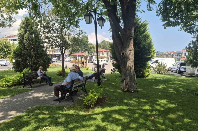 Tekirdağ’da sıcaktan bunalanlar gölgelik alanlara sığındı 