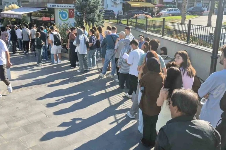 Tekirdağ’da üniversiteliler kart kuyruğunda saatlerce bekledi