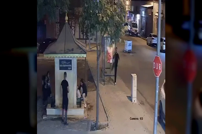 Tekmeyle otobüs durağının camını kırdı