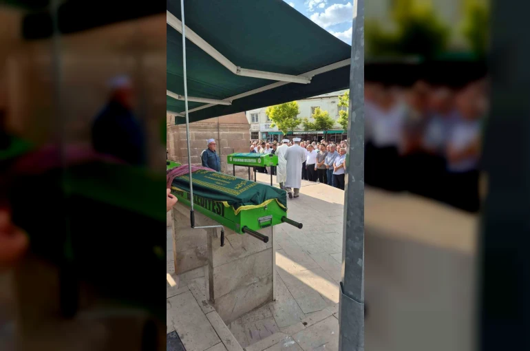 Teknenin alabora olması sonucu hayatını kaybeden 3 kişi yan yana son yolcuğuna uğurlandı