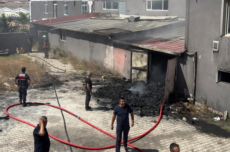 Tekstil fabrikasının atık deposunda yangın