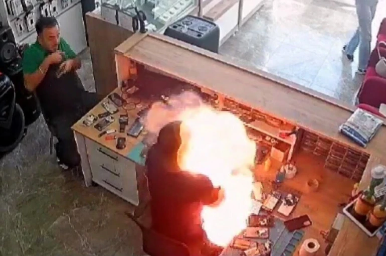 Telefon bataryası bomba gibi patladı
