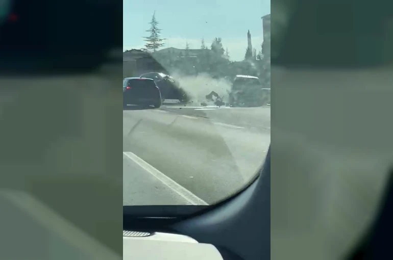 TEM Otoyolu’nda maganda dehşeti: Bebekli otomobili sıkıştırdı, 5 araç birbirine girdi