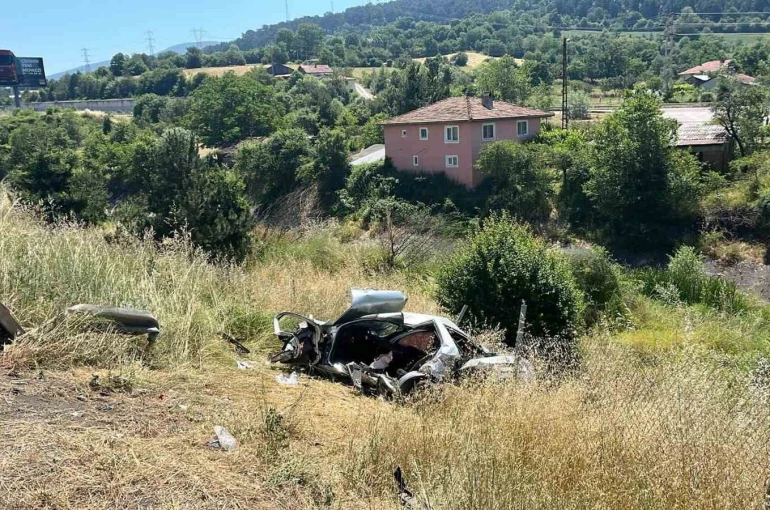 TEM Otoyolu’nda otomobil şarampole devrildi: 1 ölü, 3 yaralı