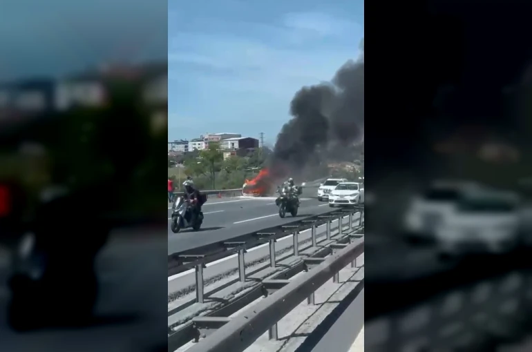 TEM Otoyolu’nda seyir halindeki aracın yanma anı kameraya yansıdı