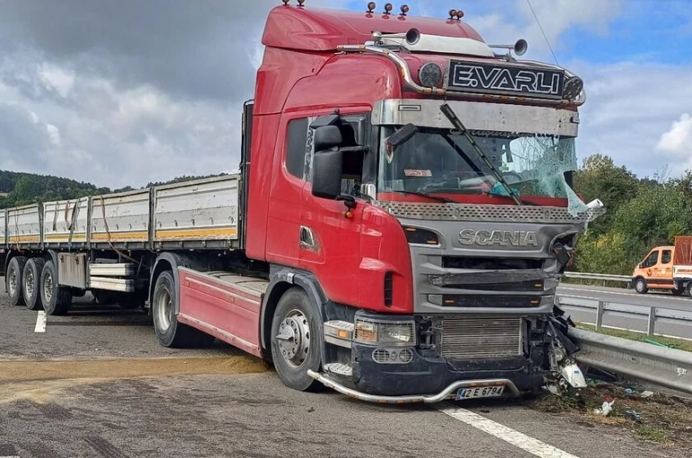 TEM’de bariyerlere çarpan tırın dorsesindeki demir profiller yola saçıldı: 1 yaralı