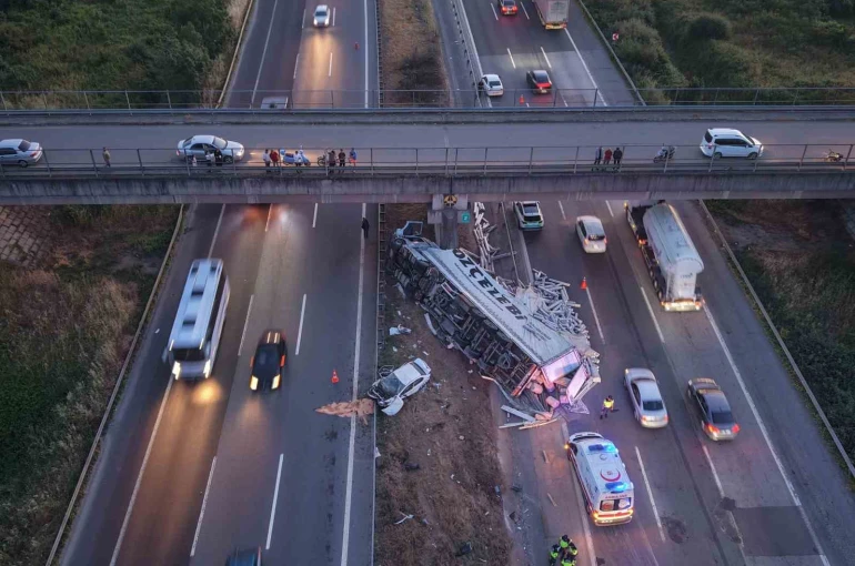 TEM’de halı yüklü tır ile otomobil çarpıştı: 6 yaralı