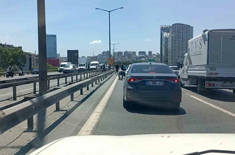 TEM’de para götüren motokurye düştü, yola saçılanları vatandaşlar topladı