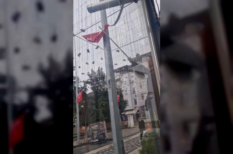 Temizlik işçisinin bayrak duyarlılığı