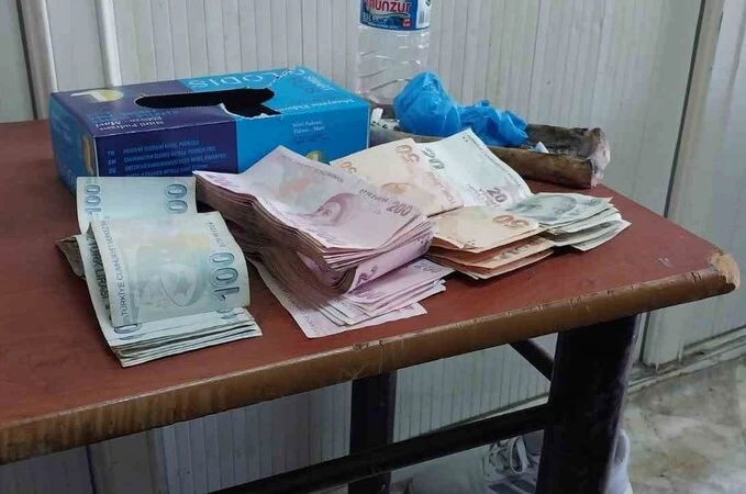 Temizlik personeli bulduğu poşet dolusu parayı polise teslim etti