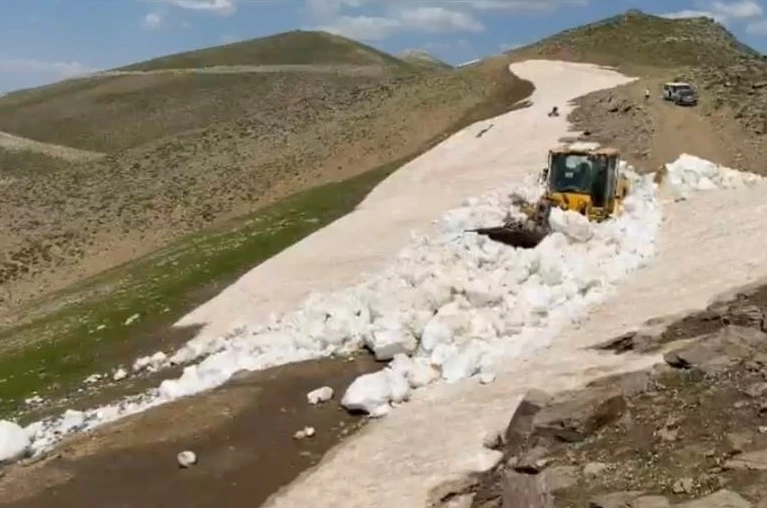 Temmuz ayında karla mücadele devam ediyor