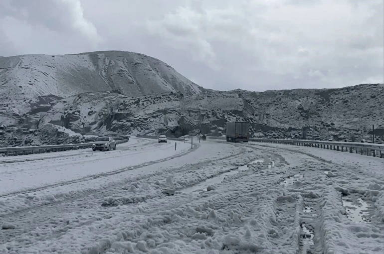 Tendürek Geçidi’nde dolu yağışı kışı aratmadı