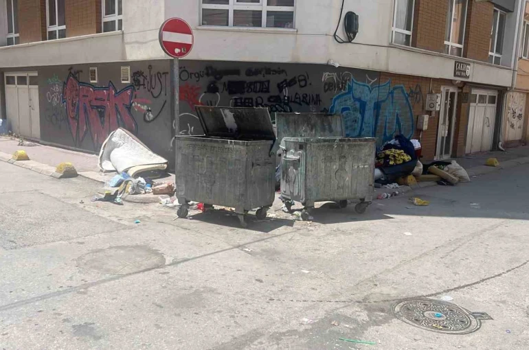 Tepebaşı’ndaki sokaklarda çevre ve görüntü kirliliğine sebep olan çöpler