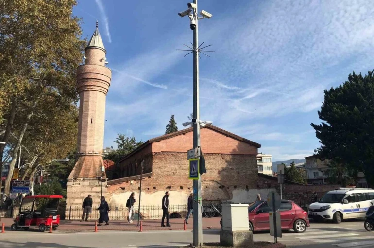 Tepki çeken restorasyon: "602 yıllık minare ayakta, 18 yıllık minare çürüyor"