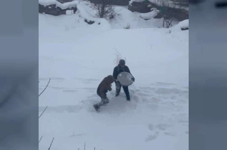 Tepsiyle kayarken havaya attı, kardeşinin başına isabet etti