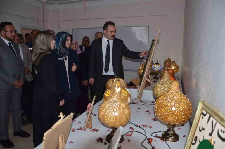 Tercan’da Hayat Boyu Öğrenme Haftası Sergisi açıldı