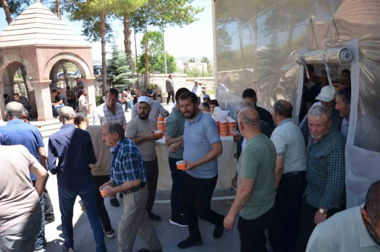 Tercan’da Muharrem ayı dolayısıyla cemaate aşure ikram edildi