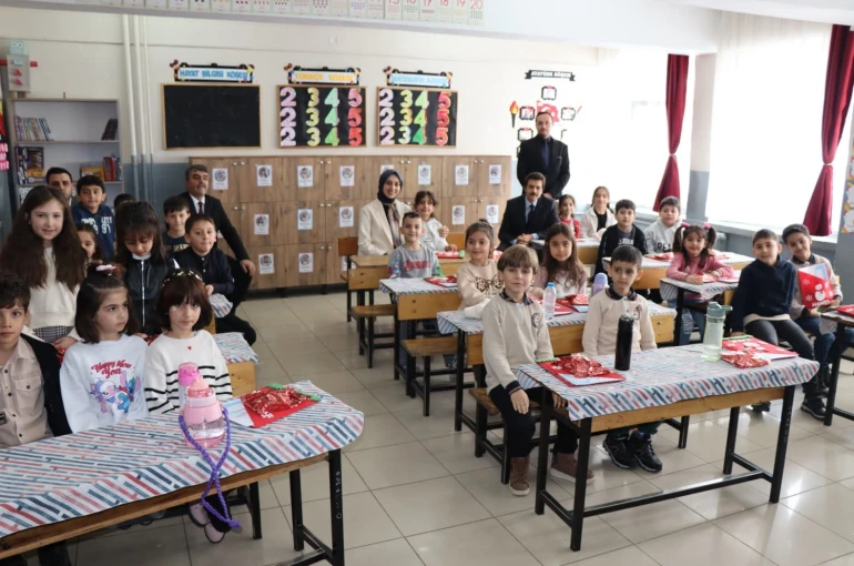 Tercan’da öğrencilerin yarıyıl karne sevinci