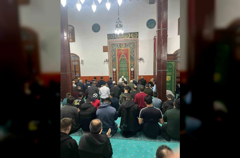 Tercan’da vatandaşlar Kadir Gecesi’nde camileri doldurdu