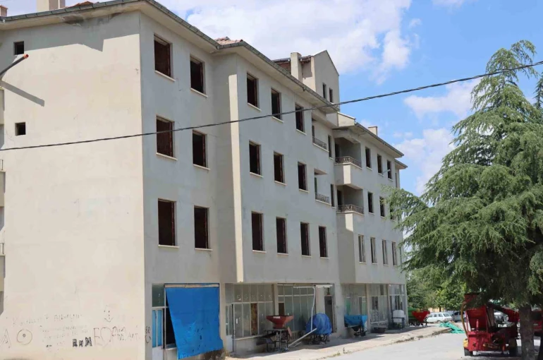 Terk edilen Günyüzü’ndeki eski belediye binası çocuklar için adeta tuzak