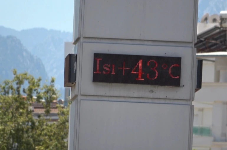 Termometrelerin 43 dereceyi gösterdiği Antalya’da sahiller doldu