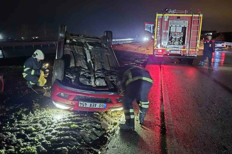 Ters dönen otomobildeki 2 kişi yaralandı