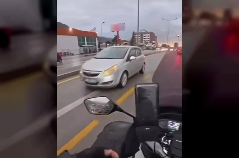 Ters yönde ilerleyen sürücü trafiği birbirine kattı