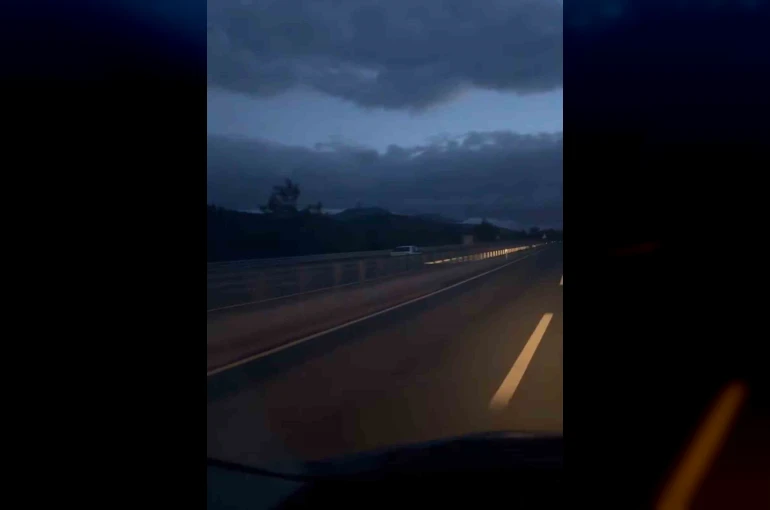 Ters yönde kilometrelerce ilerleyerek trafiği tehlikeye düşürdü