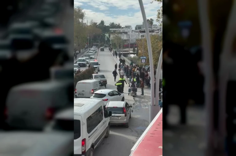 Ters yönden gelen motosiklete otomobil çarptı: 1 yaralı