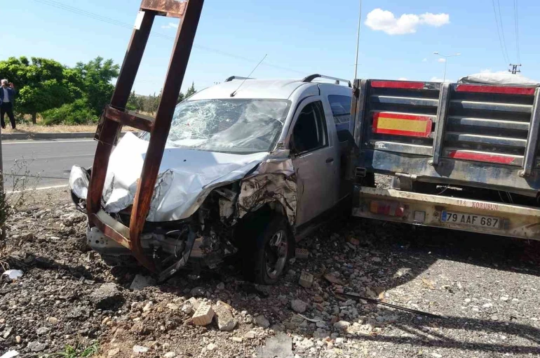 Ters yönden giden hafif ticari araç direğe çarptı: 1 yaralı
