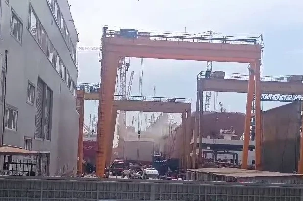 Tersanede bakımdaki gemide yangın