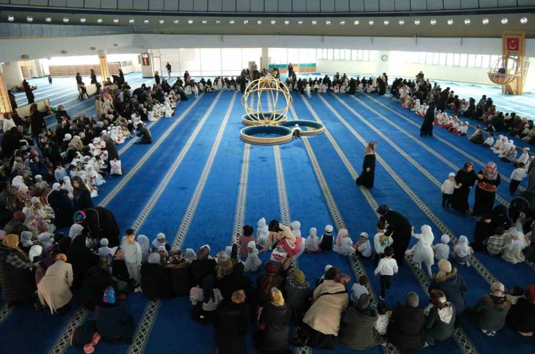 Terzibaba Camii’nde miniklerin "üç aylar" coşkusu