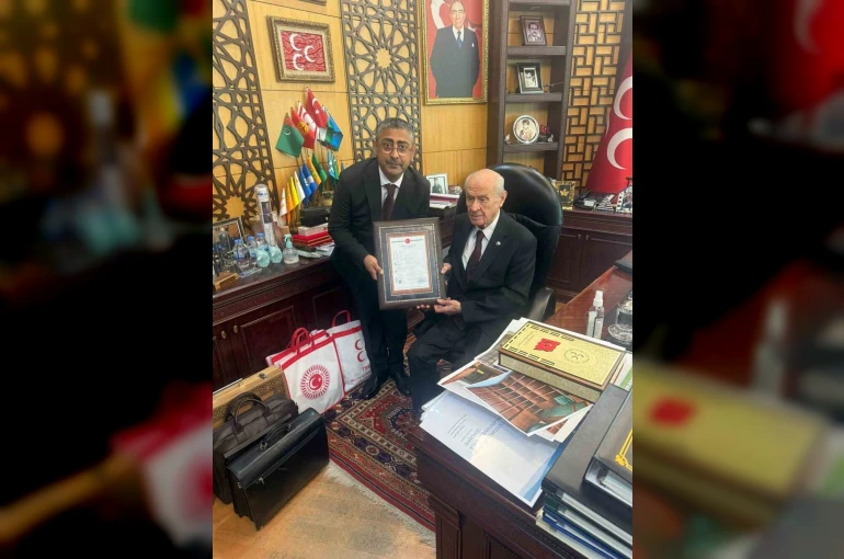Teşkilat binasının tapusunu Genel Başkan Devlet Bahçeli’ye takdim ettiler